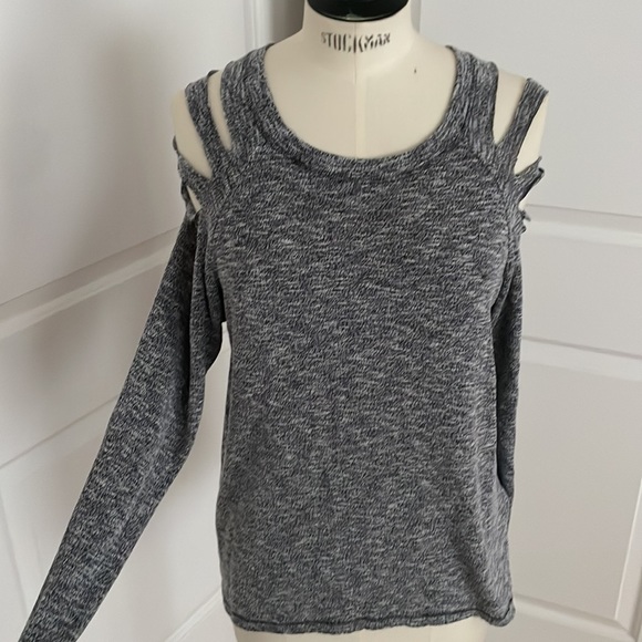 Elan gray long sleeve shirt with cuts down the shoulder to make it trend. Size L - Picture 1 of 4